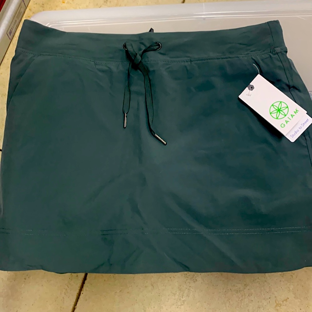 Gaiam New Skort Size Medium Hunter Green